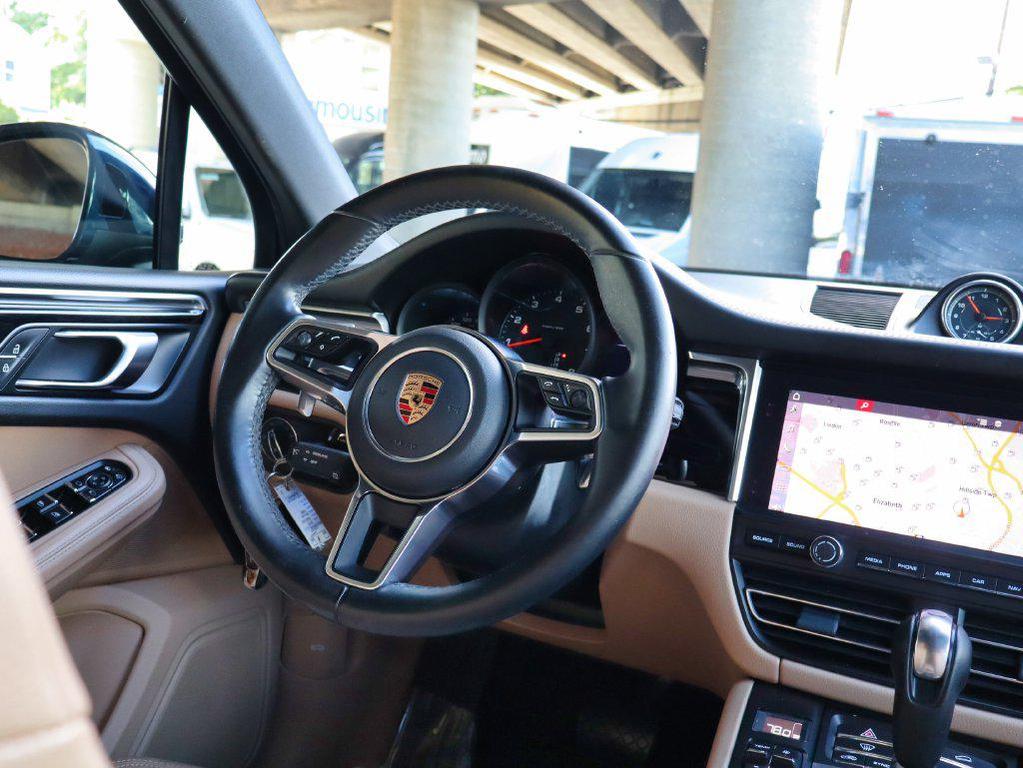 Porsche Macan view 21