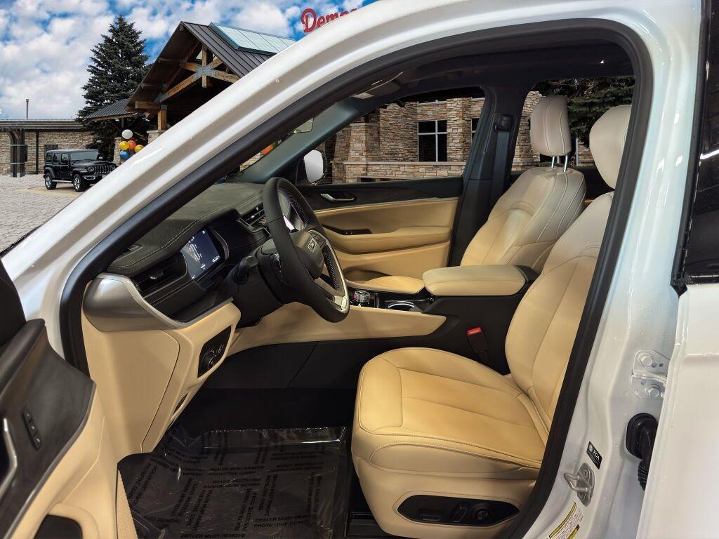 new 2025 Jeep Grand Cherokee car, priced at $51,299