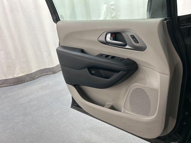 used 2023 Chrysler Pacifica Hybrid car, priced at $27,499