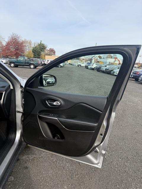 used 2020 Jeep Cherokee car, priced at $15,399