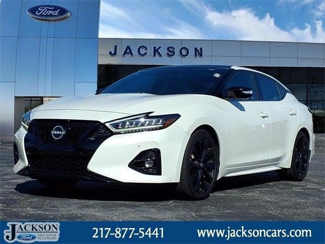 2023 White Nissan Maxima