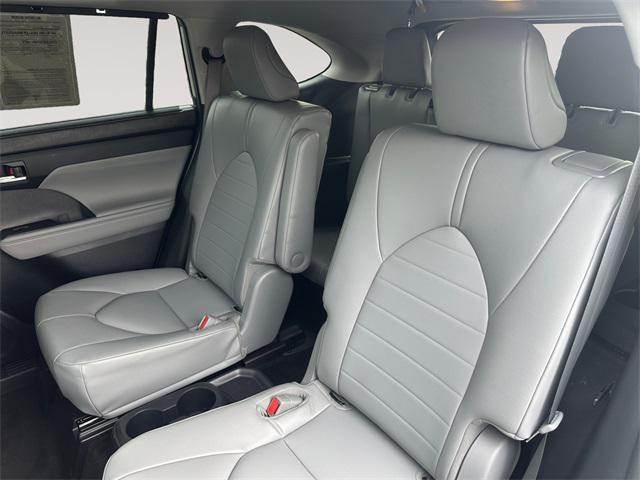used 2022 Toyota Highlander Hybrid car, priced at $35,794