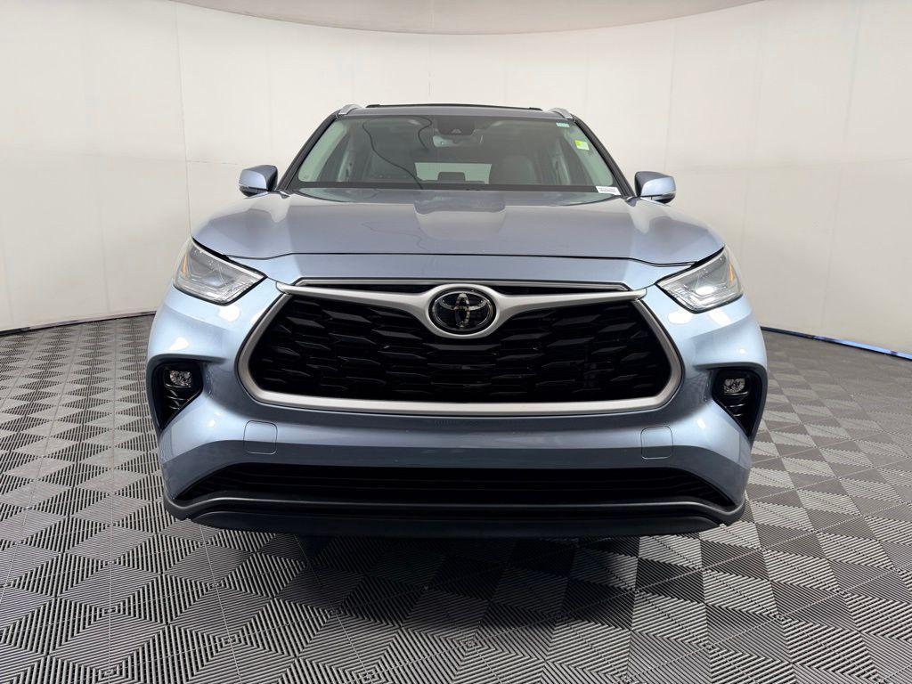 used 2022 Toyota Highlander car, priced at $34,573