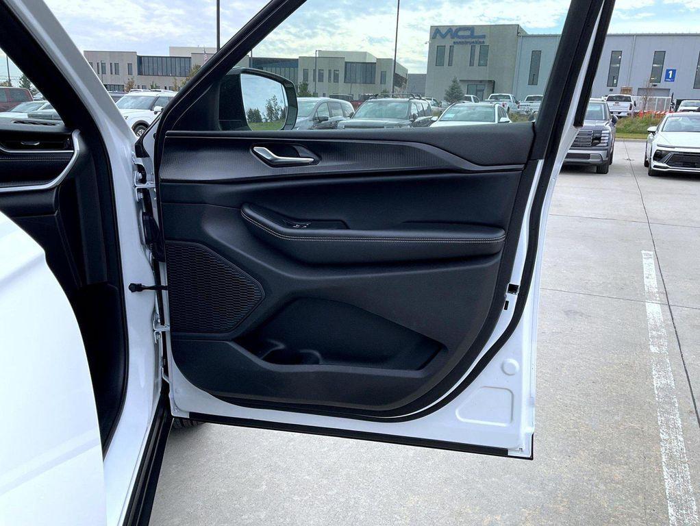 used 2025 Jeep Grand Cherokee car, priced at $33,900