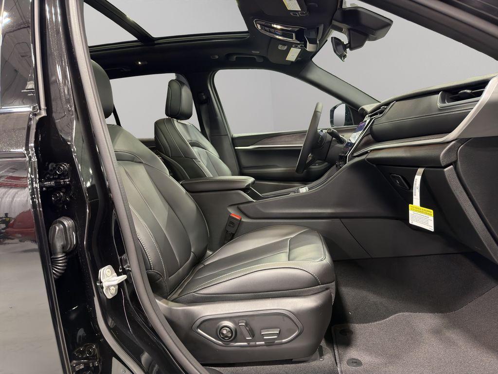 new 2025 Jeep Grand Cherokee car, priced at $47,759