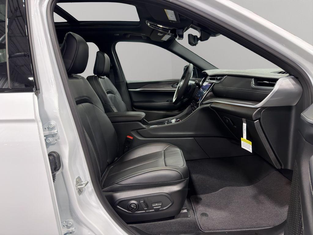 new 2025 Jeep Grand Cherokee car, priced at $49,609