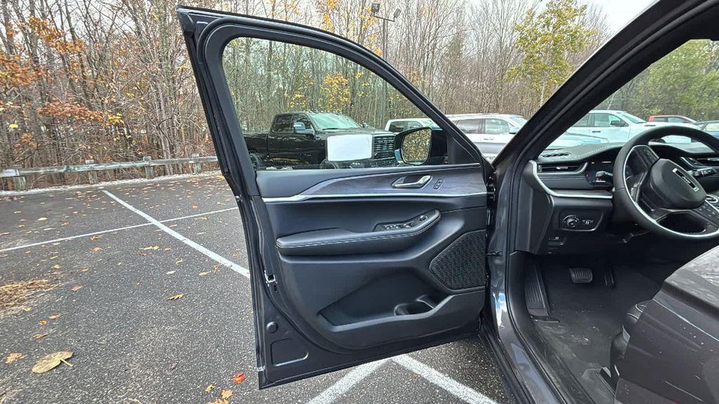 new 2025 Jeep Grand Cherokee car, priced at $51,284