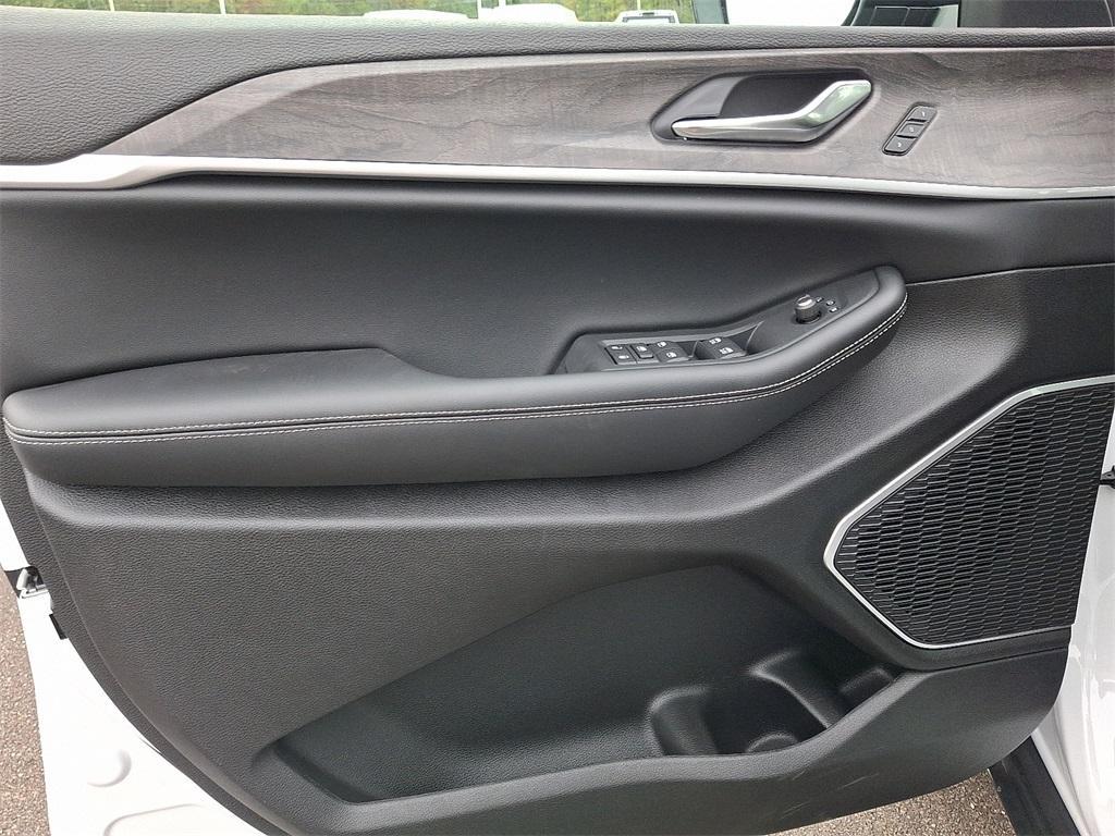 new 2025 Jeep Grand Cherokee L car, priced at $52,398