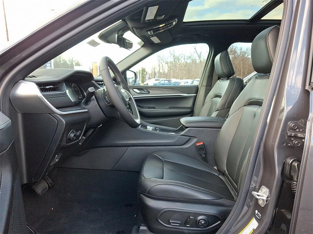 new 2025 Jeep Grand Cherokee car, priced at $51,821