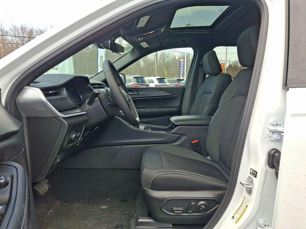 new 2026 Jeep Grand Cherokee car, priced at $38,539