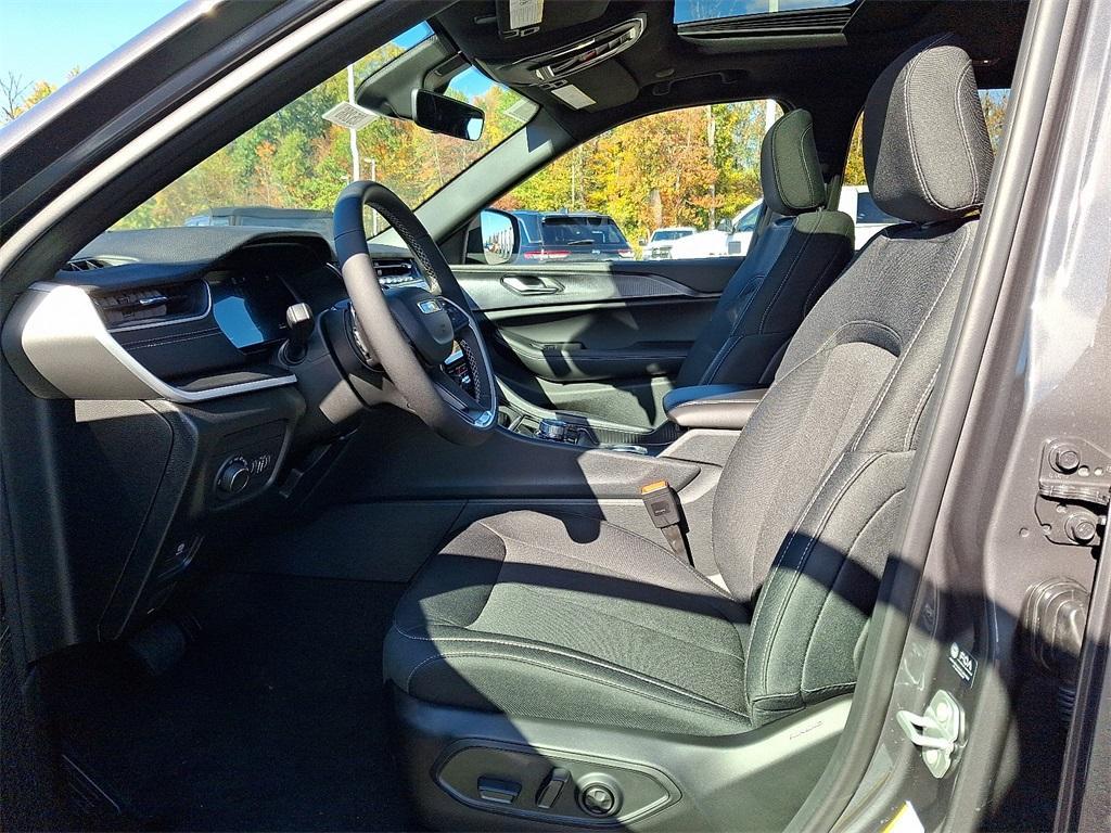 new 2025 Jeep Grand Cherokee car, priced at $38,359