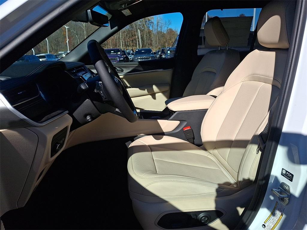 new 2025 Jeep Grand Cherokee car, priced at $55,015