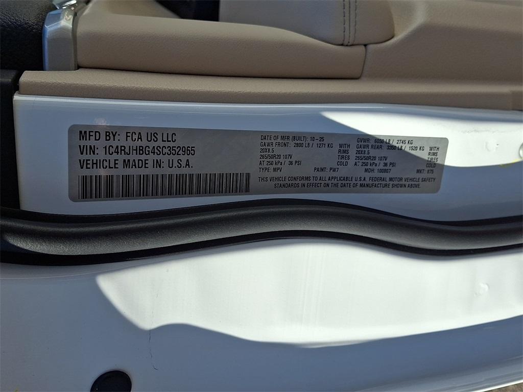 new 2025 Jeep Grand Cherokee car, priced at $55,015