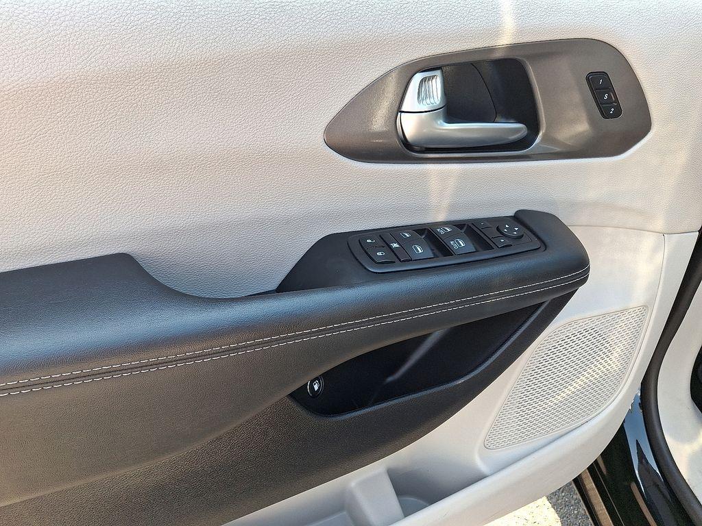used 2024 Chrysler Pacifica Hybrid car, priced at $28,997