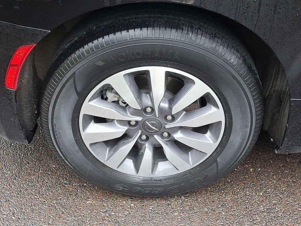 used 2024 Chrysler Pacifica Hybrid car, priced at $30,599