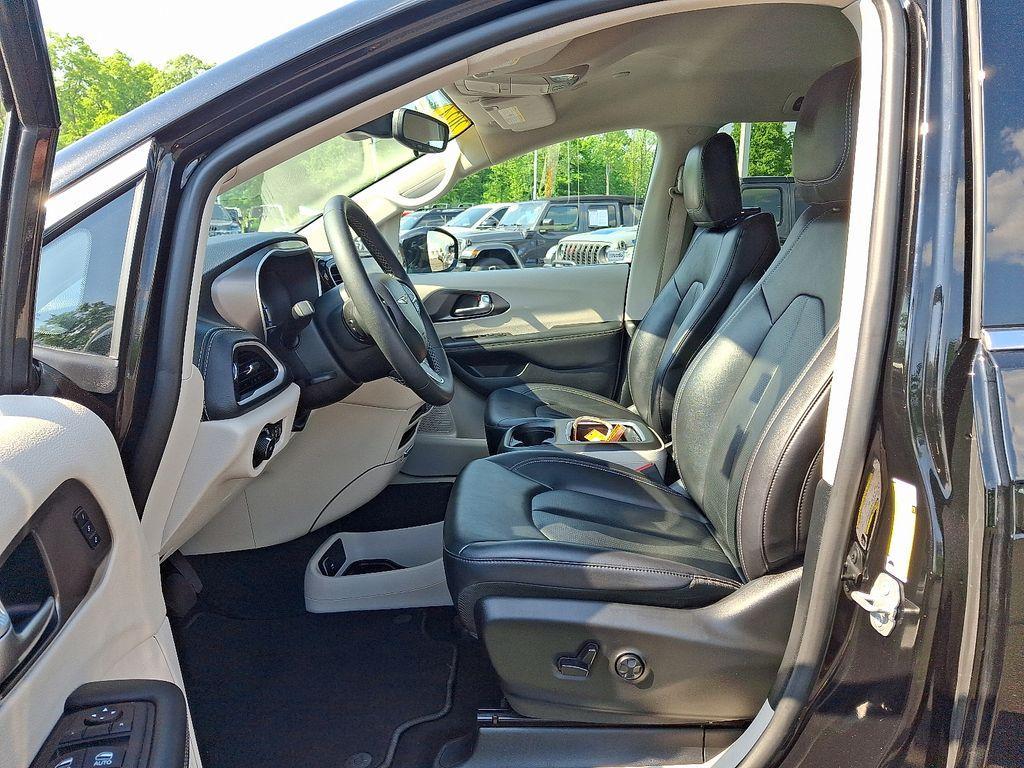 used 2024 Chrysler Pacifica Hybrid car, priced at $28,997