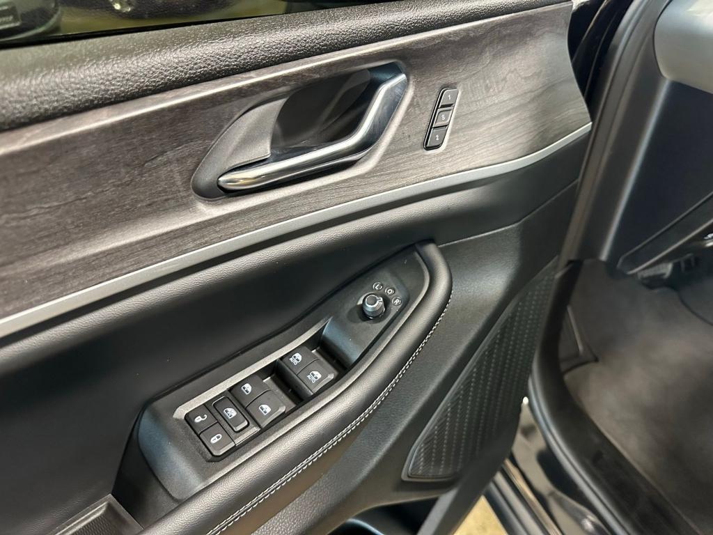 used 2025 Jeep Grand Cherokee car, priced at $39,061