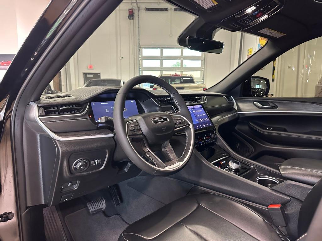 used 2025 Jeep Grand Cherokee car, priced at $39,061