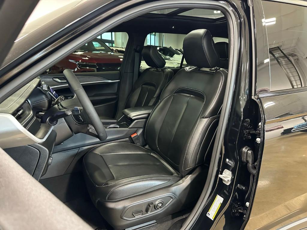 used 2025 Jeep Grand Cherokee car, priced at $39,061