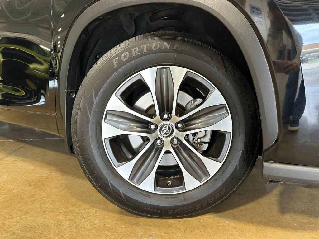 used 2021 Toyota Highlander car, priced at $26,700