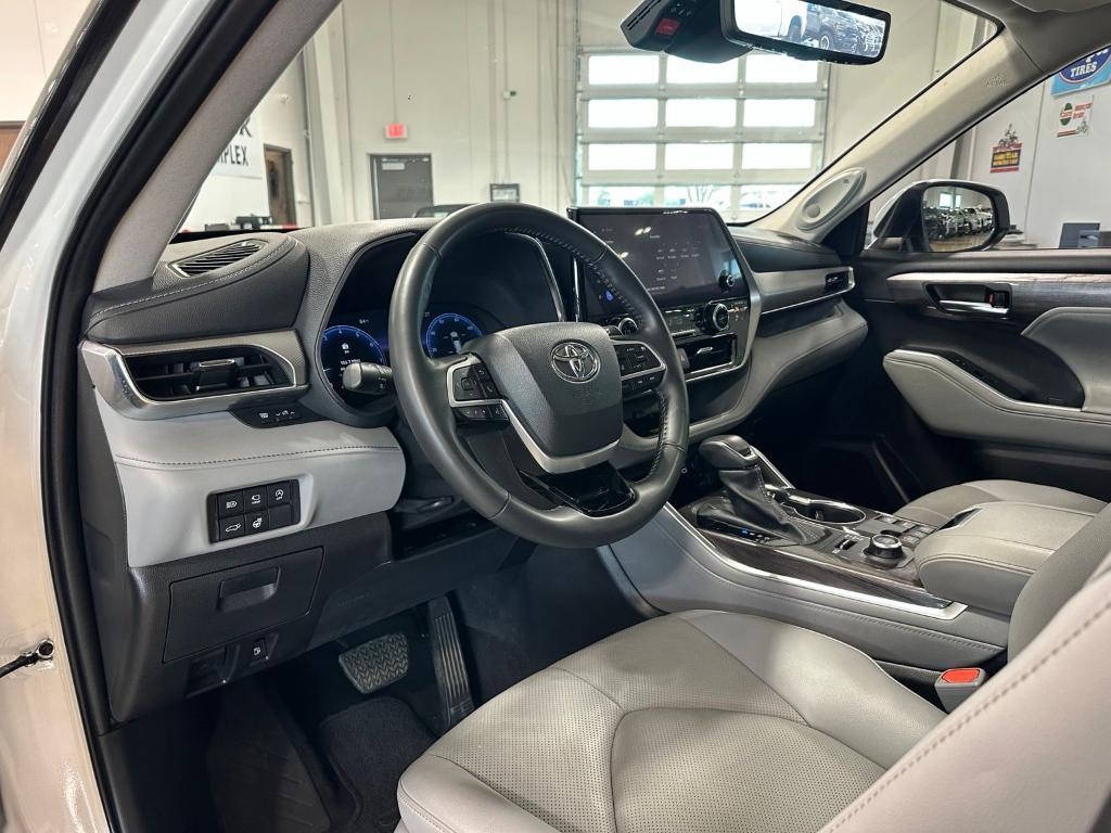 used 2024 Toyota Highlander car, priced at $43,597