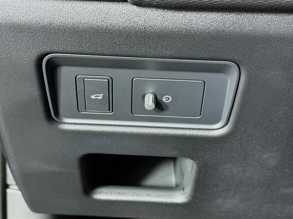 new 2026 Land Rover Discovery car, priced at $76,876