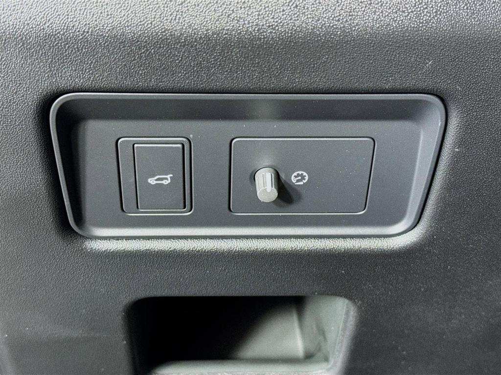 new 2026 Land Rover Discovery car, priced at $68,237