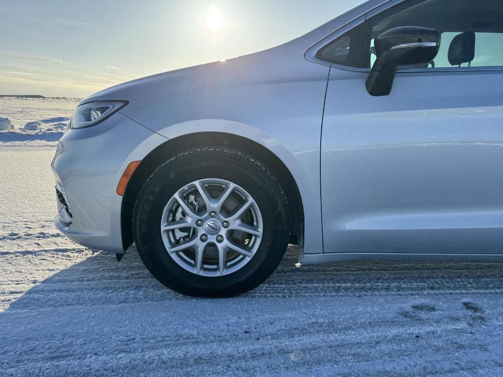 used 2024 Chrysler Pacifica car, priced at $30,998