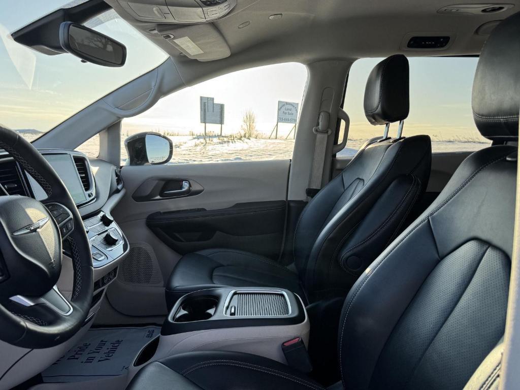 used 2024 Chrysler Pacifica car, priced at $30,998