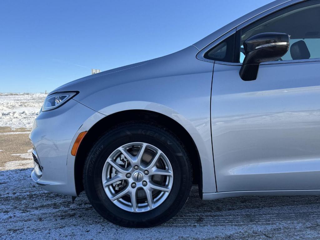 used 2024 Chrysler Pacifica car, priced at $30,998