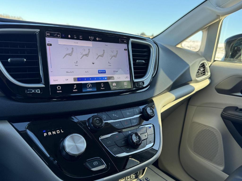 used 2024 Chrysler Pacifica car, priced at $30,998