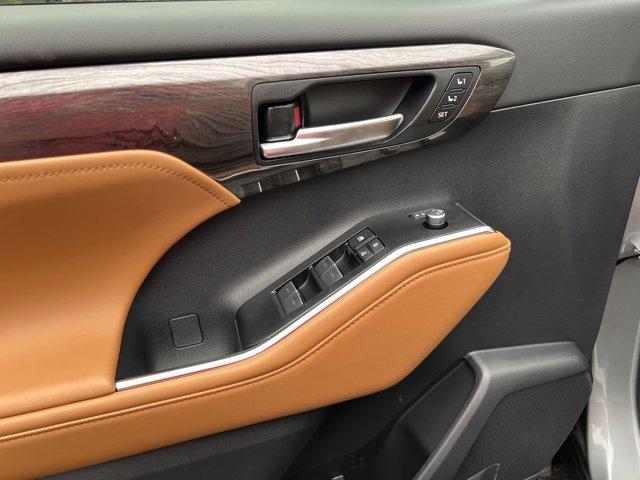 new 2026 Toyota Highlander Hybrid car