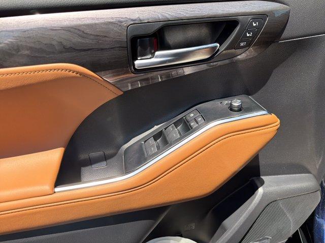 new 2026 Toyota Highlander Hybrid car