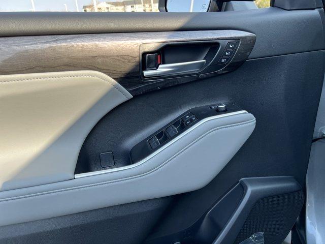 new 2026 Toyota Highlander Hybrid car, priced at $57,333