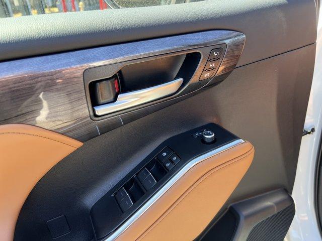 new 2026 Toyota Highlander Hybrid car, priced at $58,442