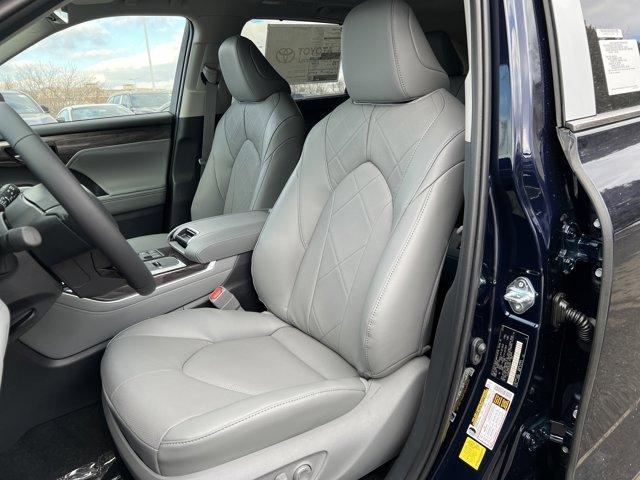 new 2026 Toyota Highlander Hybrid car