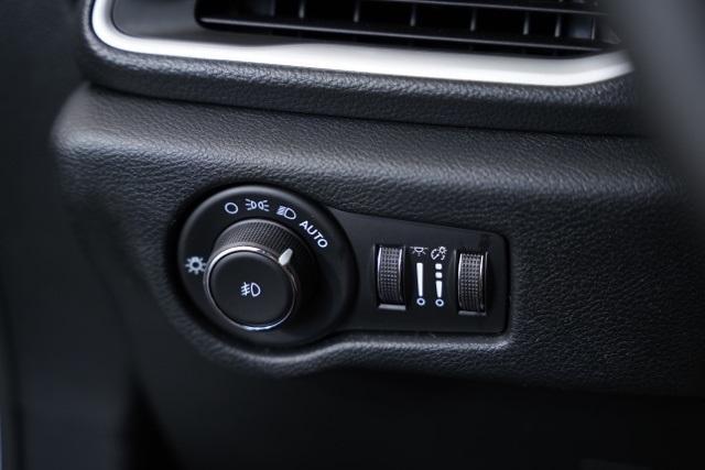 new 2025 Chrysler Pacifica car, priced at $39,092