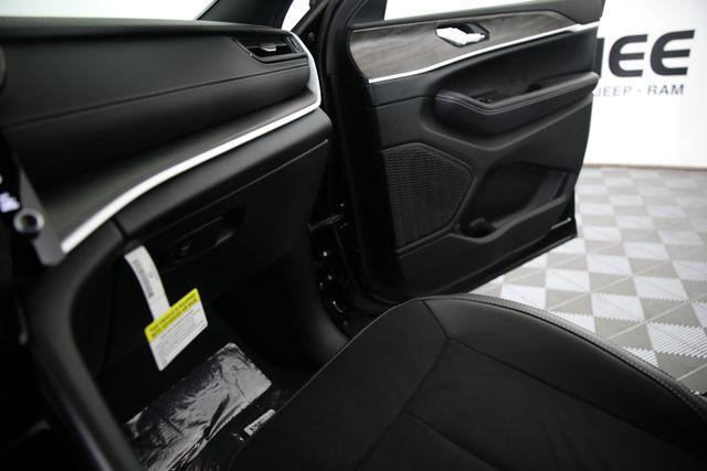 new 2026 Jeep Grand Cherokee car, priced at $44,075