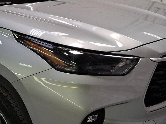 used 2022 Toyota Highlander car, priced at $32,000