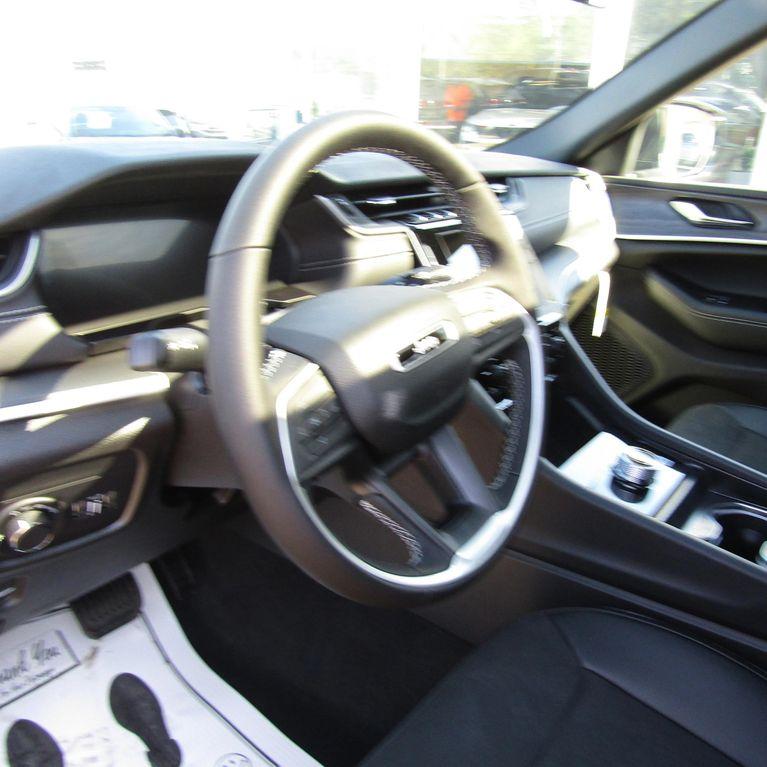 new 2025 Jeep Grand Cherokee car, priced at $37,922