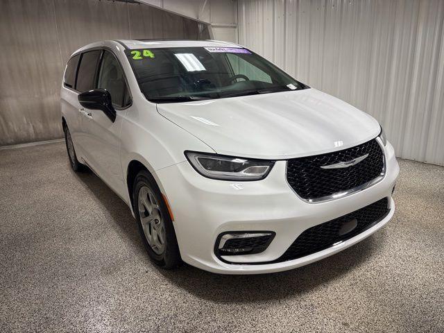 used 2024 Chrysler Pacifica car, priced at $33,341
