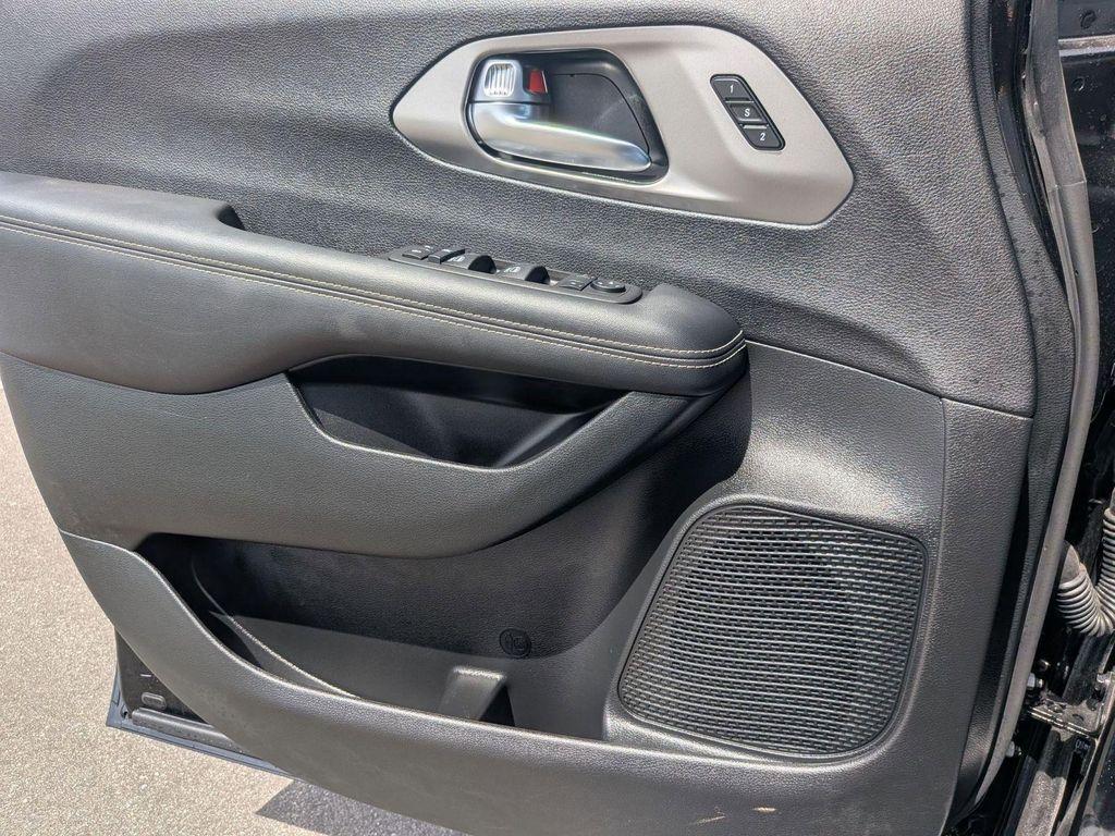 used 2025 Chrysler Pacifica car, priced at $32,054