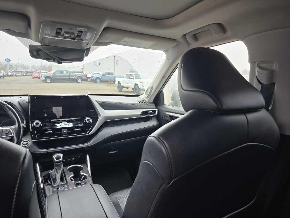 used 2020 Toyota Highlander car, priced at $31,995