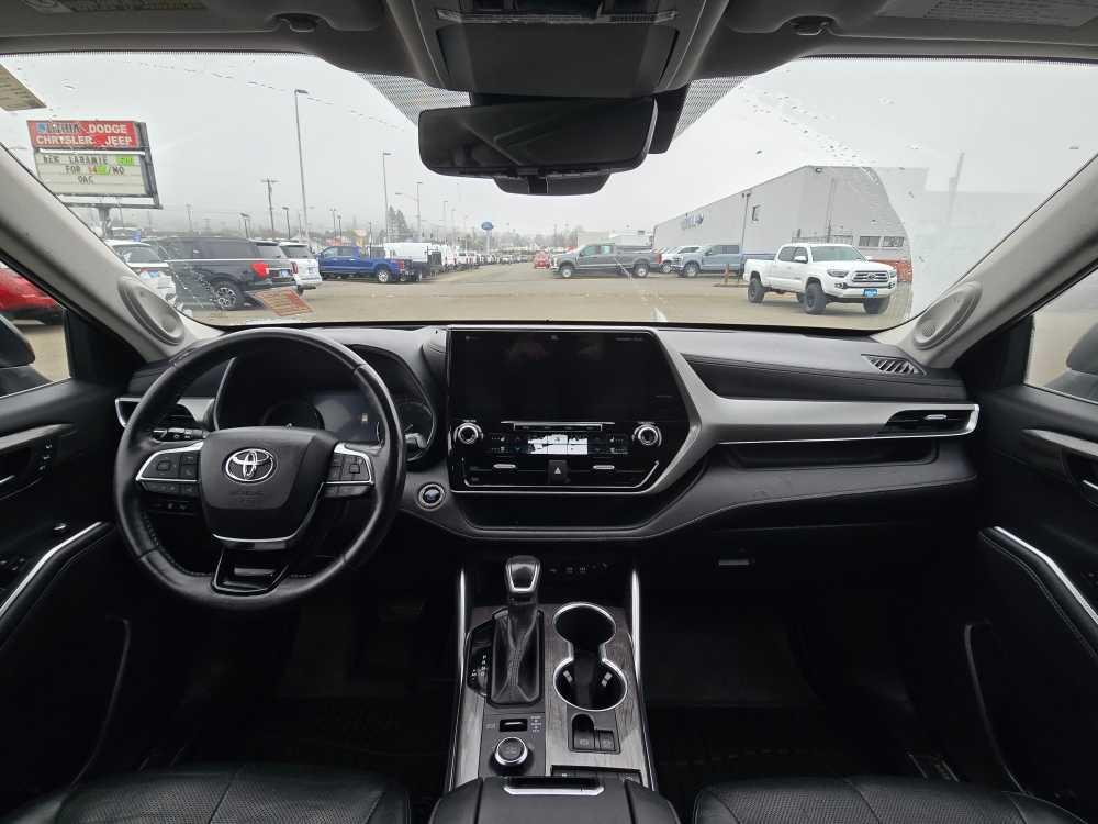 used 2020 Toyota Highlander car, priced at $31,995