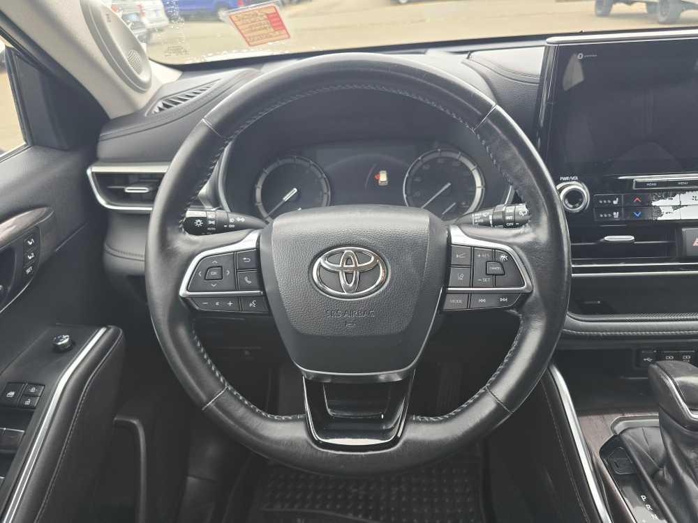 used 2020 Toyota Highlander car, priced at $31,995