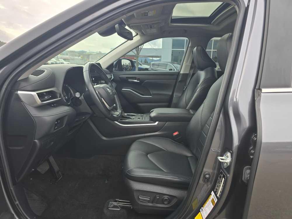 used 2023 Toyota Highlander car, priced at $33,995