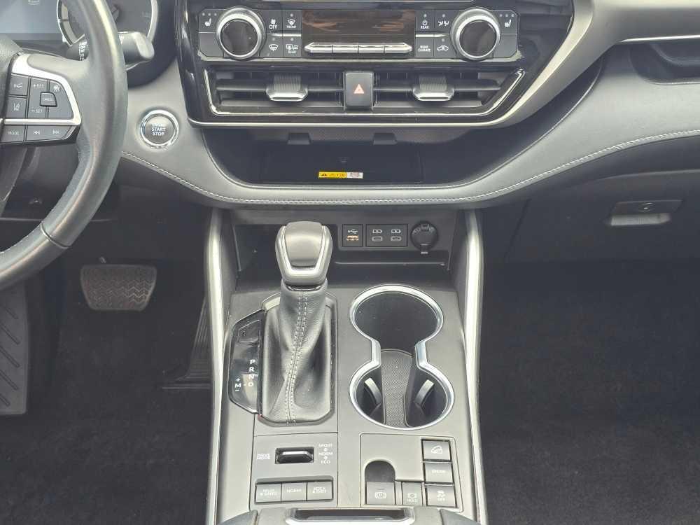 used 2023 Toyota Highlander car, priced at $33,995