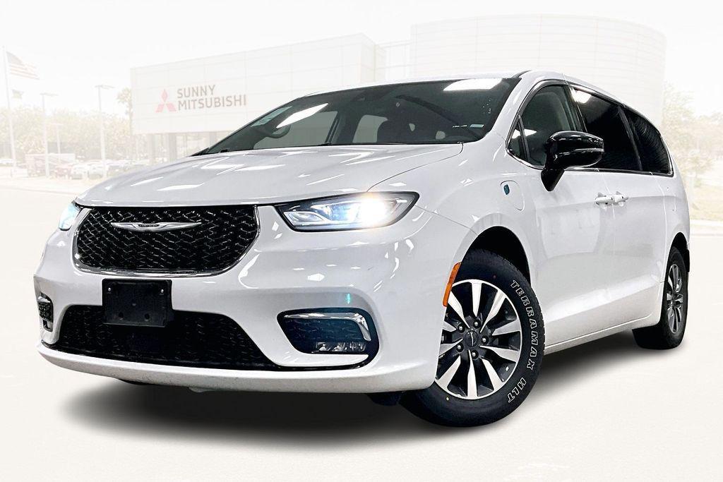 used 2024 Chrysler Pacifica Hybrid car, priced at $27,136
