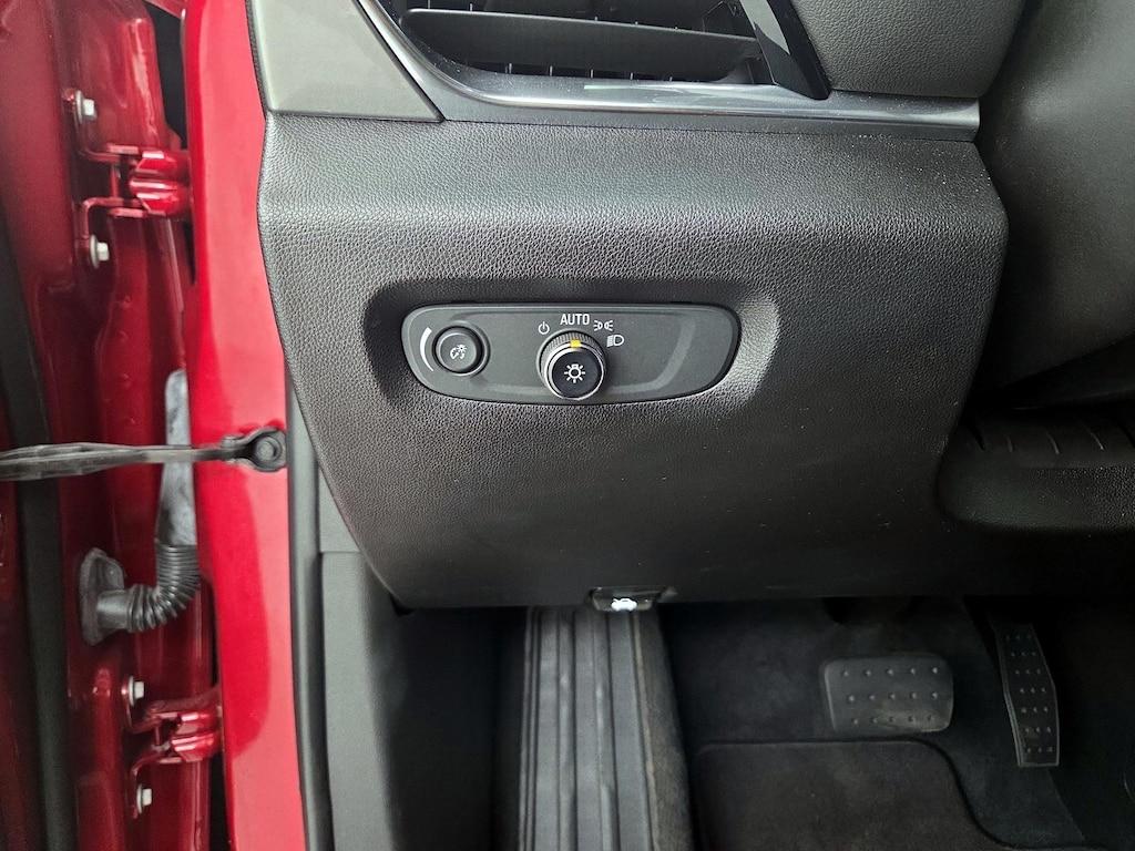 used 2023 Chevrolet Traverse car, priced at $32,998