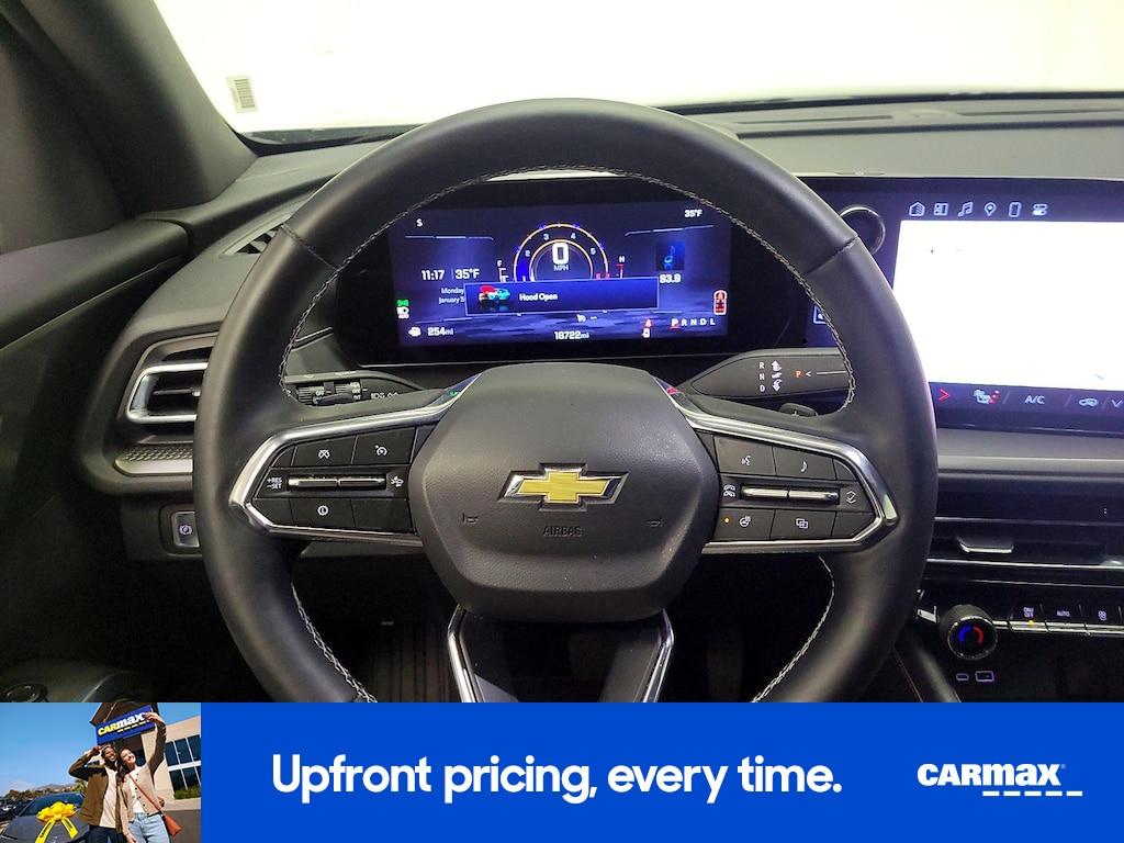 used 2025 Chevrolet Traverse car, priced at $33,998
